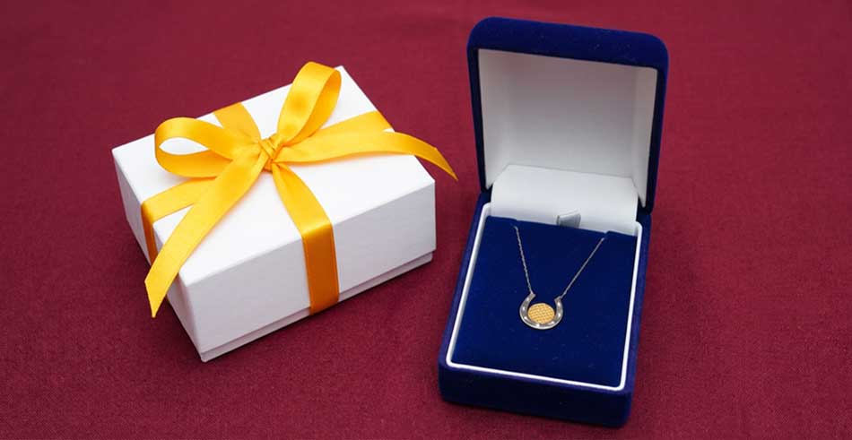 幸運のシンボル「馬蹄・蹄鉄・ホースシュー」のお守りネックレス