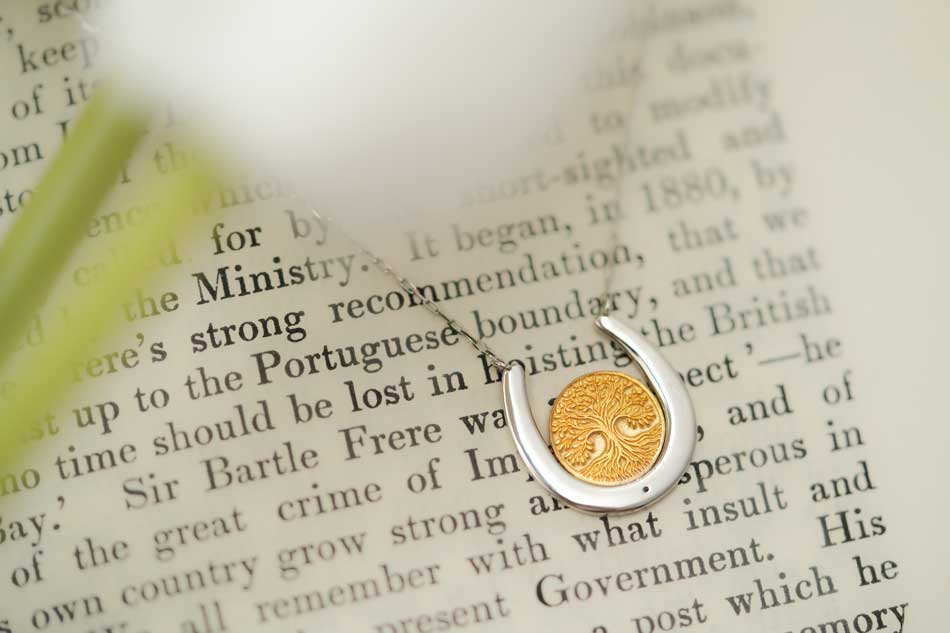 幸運のシンボル「馬蹄・蹄鉄・ホースシュー」のお守りネックレス