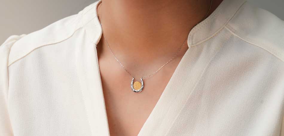 幸運のシンボル「馬蹄・蹄鉄・ホースシュー」のお守りネックレス