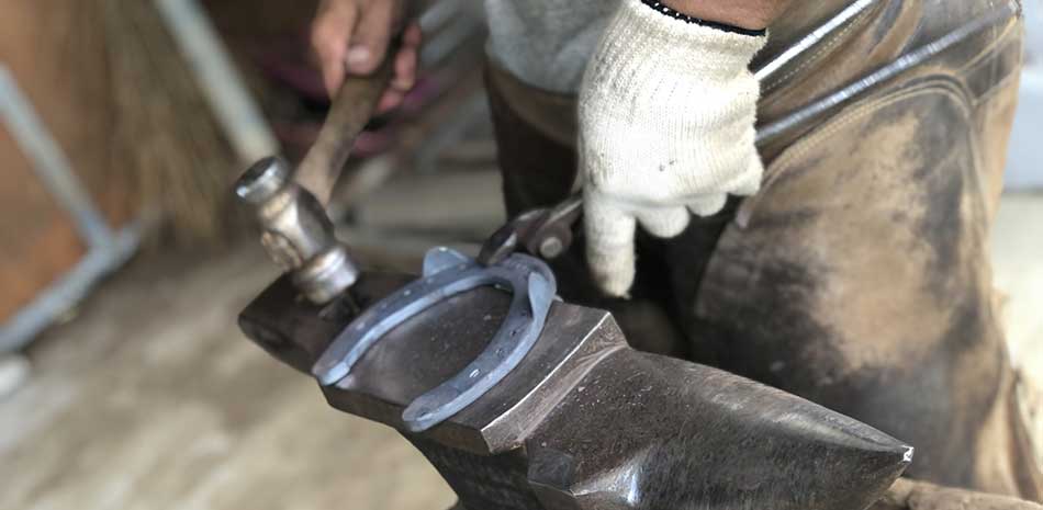 馬蹄・蹄鉄を作る鍛冶屋