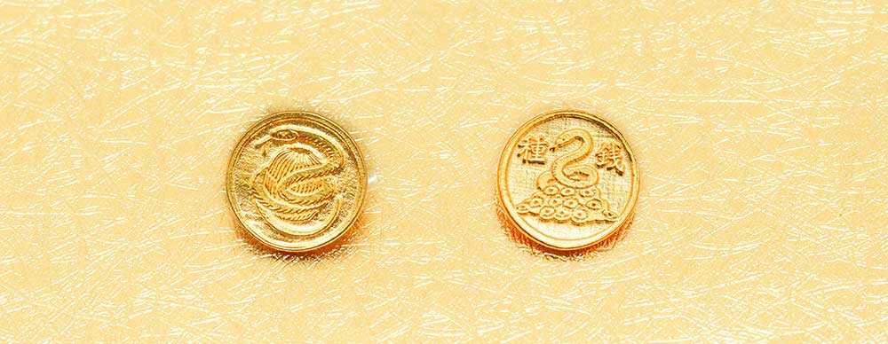 財布に入れるお守りにおすすめの縁起物は、招福堂の純金満福巳守米俵(じゅんきんまんぷくみまもりこめだわら)