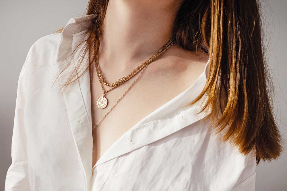 ネックレスの意味とは「neck(首)」と「lace(ひも・レース)」を組み合わせた言葉