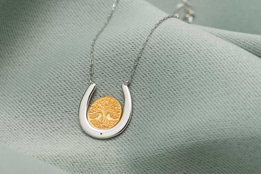 プレゼントに喜ばれる幸運の意味を込めた招福堂のお守りネックレスは、Horseshoe Amulet 「ラッキーブルーム」馬蹄お守りネックレス