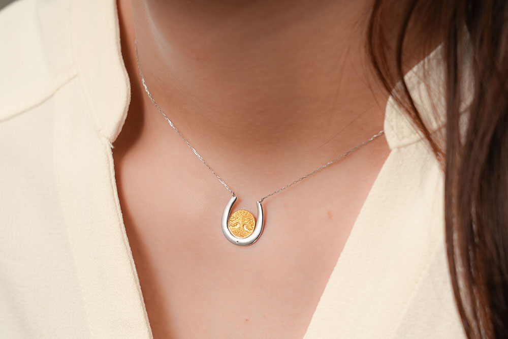 プレゼントに喜ばれる幸運の意味を込めた招福堂のお守りネックレスは、Horseshoe Amulet 「ラッキーブルーム」馬蹄お守りネックレス